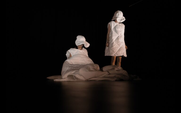 Deux danseuses avec des manteaux-couvertures