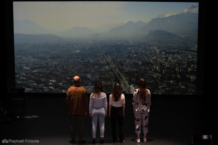 4 comédiens devant une projection